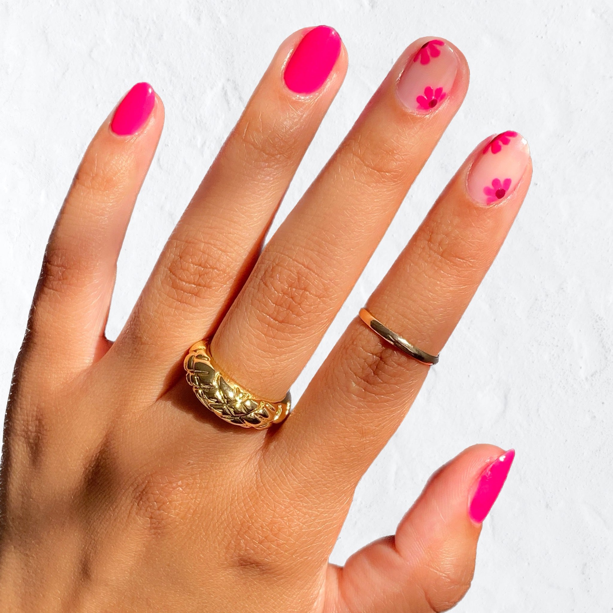Hot pink daisy nail design. 